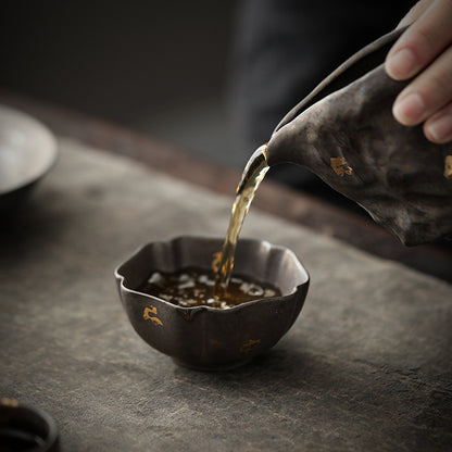 Ceramic-Polygon-Bowl-with-Golden-Flakes-pouring-tea