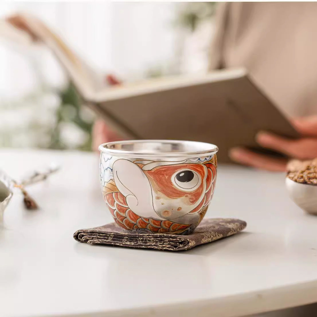 Silver-Gilt-Ceramic-Cup-with-Gift-Box-scenario